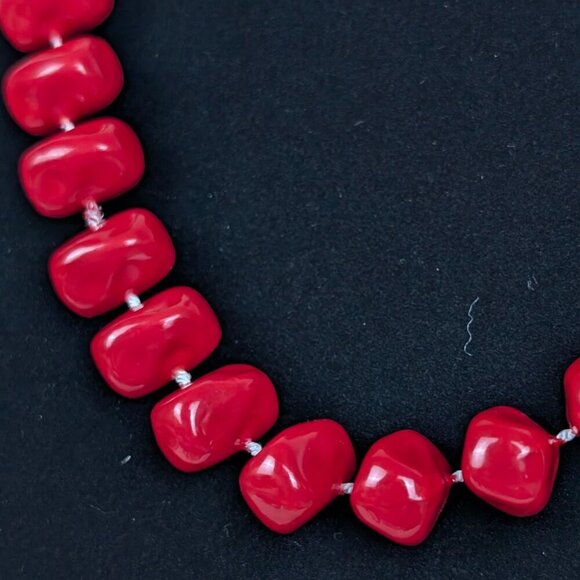 (2/$20) V. Molded Lucite Beaded Necklace - Picture 3 of 5